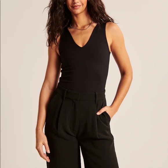 Double-Layered Seamless Fabric V-Neck Bodysuit - Picture 1 of 5